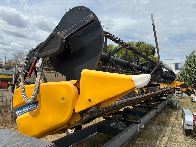 Photo 2. New Holland 840CD harvester front