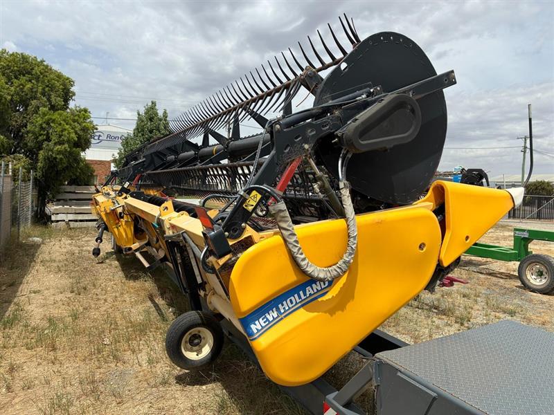 Photo 3. New Holland 840CD harvester front