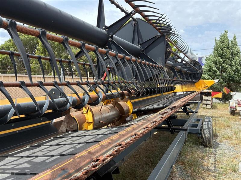 Photo 4. New Holland 840CD harvester front