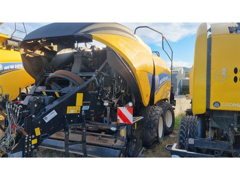 Photo 2. New Holland BB1290 big baler