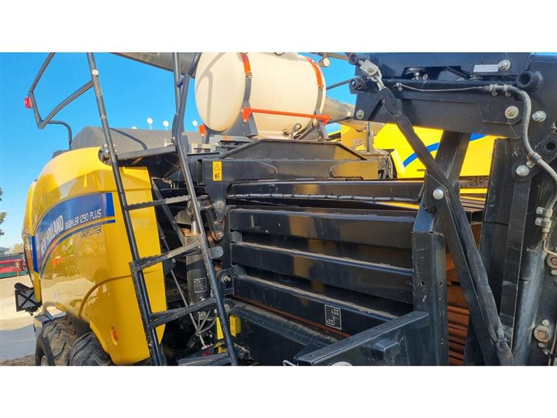 Photo 3. New Holland BB1290 big baler