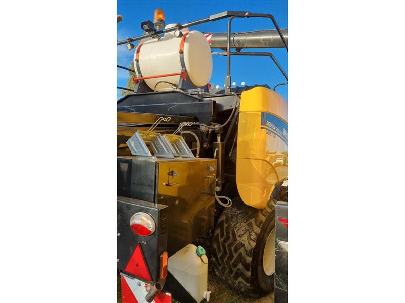Photo 4. New Holland BB1290 big baler