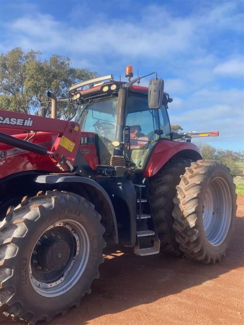Photo 5. Case IH Magnum 250 tractor