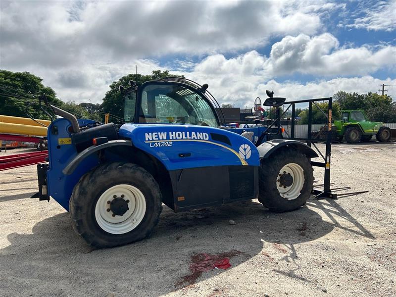 Photo 4. New Holland LM7.42 telehandler