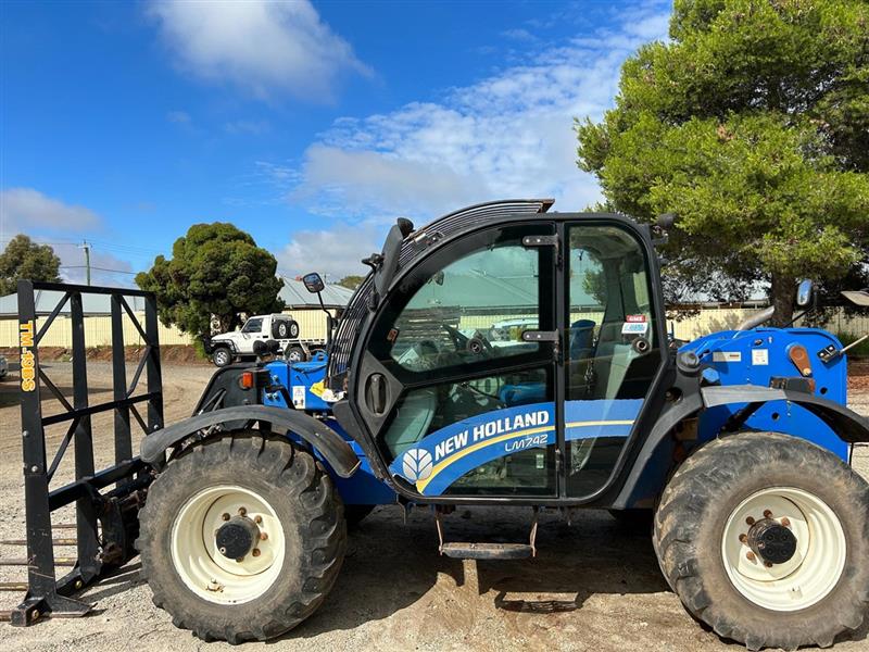 Photo 5. New Holland LM7.42 telehandler