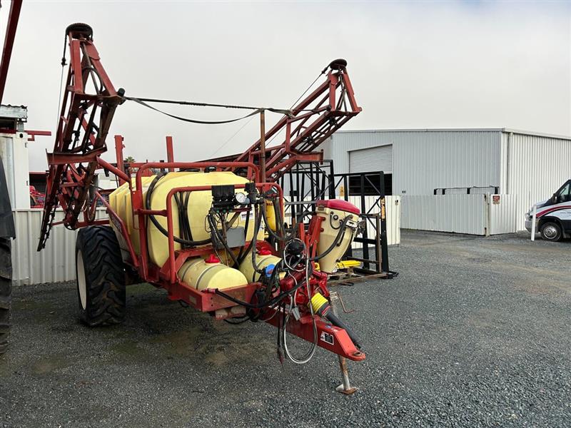 Photo 2. Hardi 3220 boom sprayer