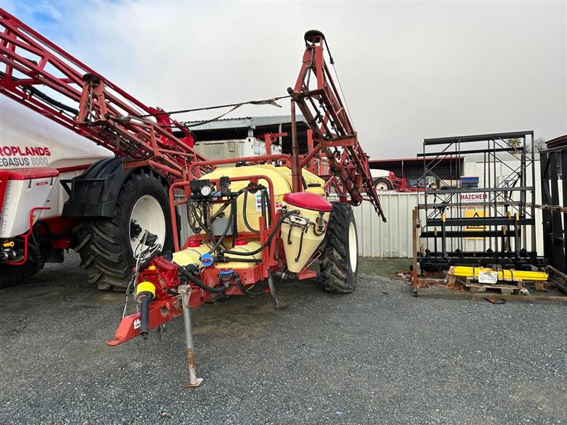 Photo 3. Hardi 3220 boom sprayer