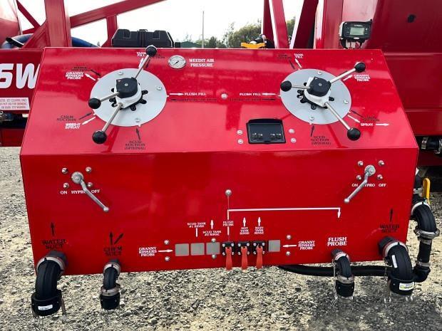 Photo 3. Croplands Weedit Sonic 7030 boom sprayer