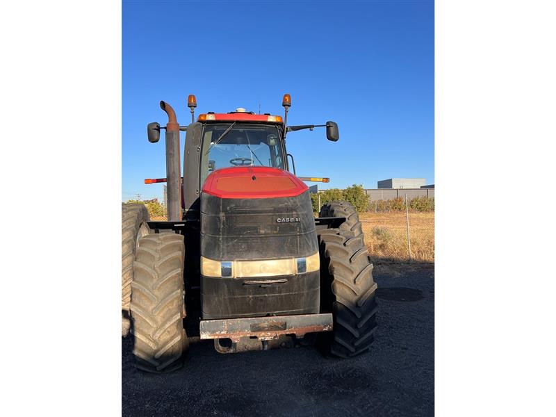 Photo 2. Case IH Magnum 340 powershift tractor