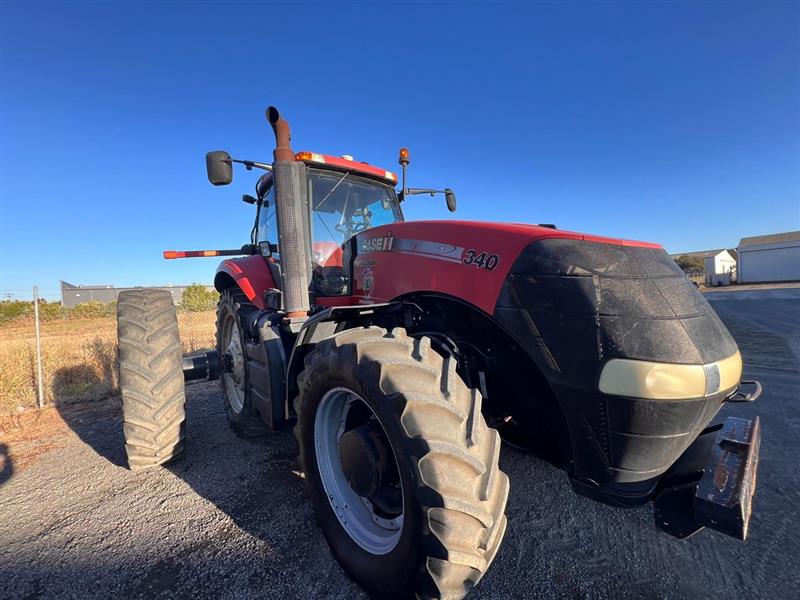 Photo 3. Case IH Magnum 340 powershift tractor