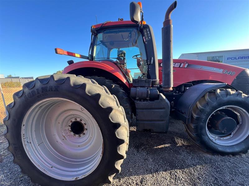 Photo 4. Case IH Magnum 340 powershift tractor