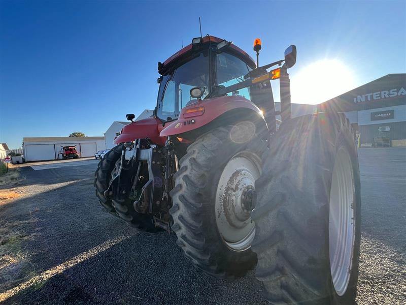 Photo 5. Case IH Magnum 340 powershift tractor