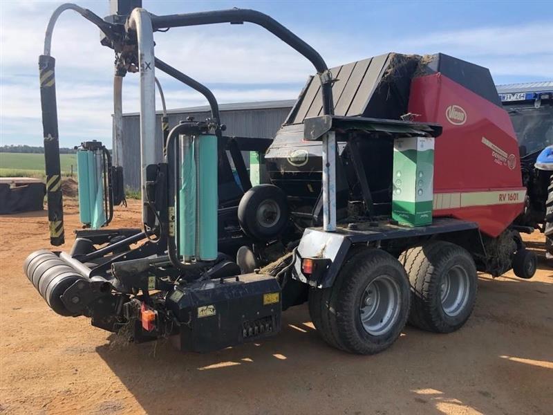 Photo 2. Vicon RV1601 round baler