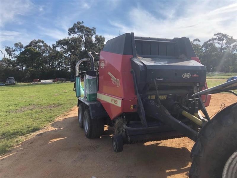 Photo 4. Vicon RV1601 round baler