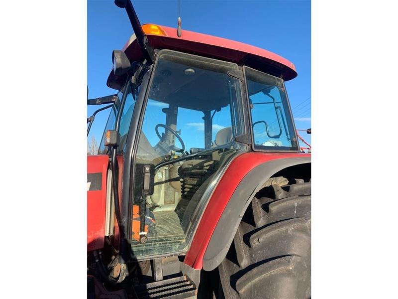 Photo 3. Case IH MXM140 tractor