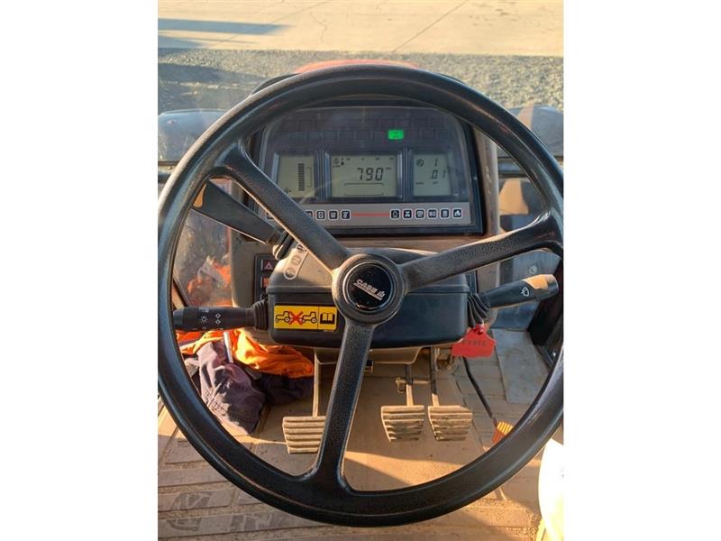 Photo 4. Case IH MXM140 tractor