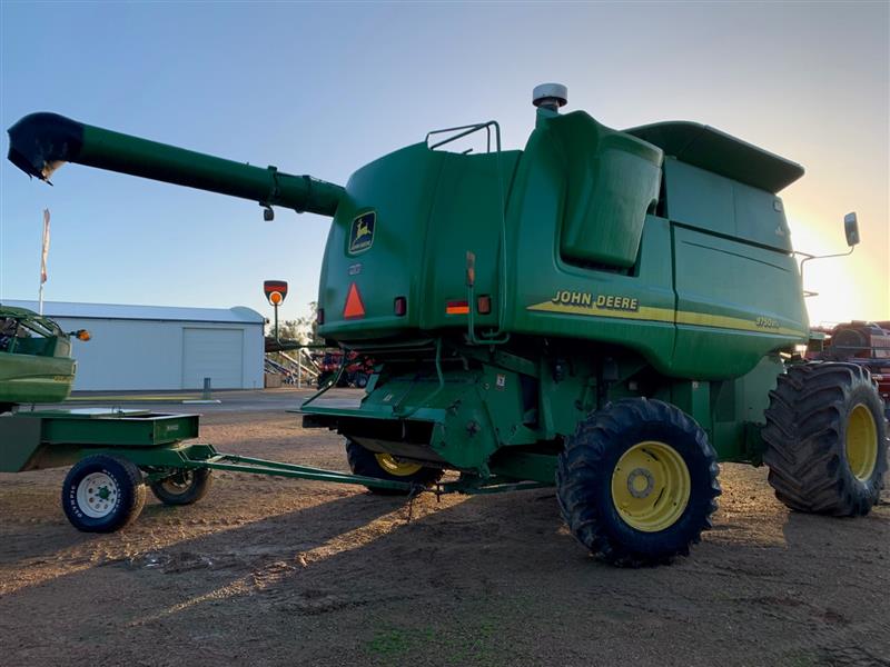 Photo 3. John Deere 9750 STS Header & 936D Front