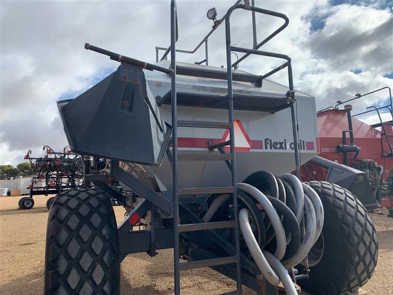 Photo 2. Flexi-Coil 2320 TBT Air Cart