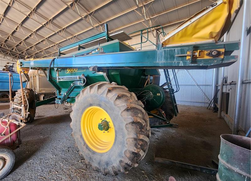 Photo 2. Simplicity TQS2-9000 Air Cart