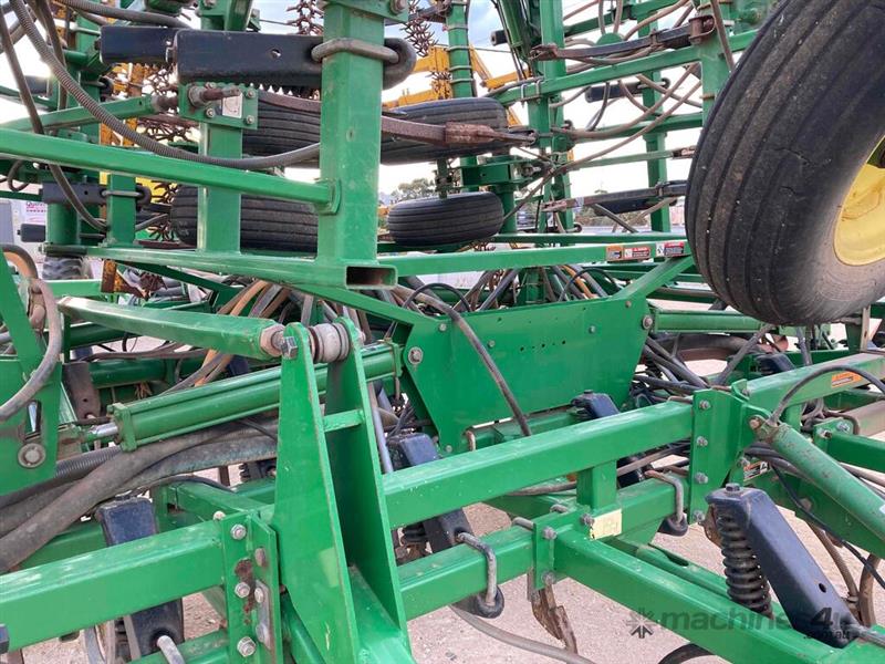 John Deere 1910 Air Seeding Box and 1810 Seeding Bar, Seeding Tillage