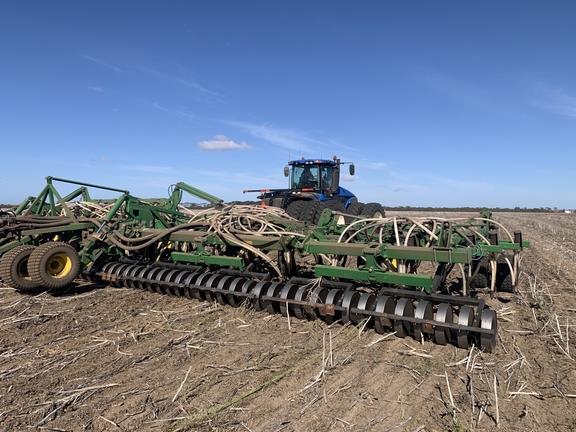 Photo 3. John Deere 1830 airseeder