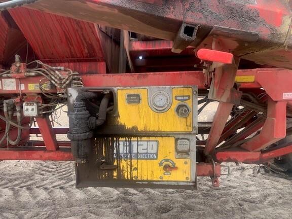 Photo 2. Morris 8630- 8 Series XL airseeder