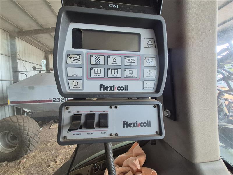 Photo 4. Flexi-Coil 2320 Air Cart