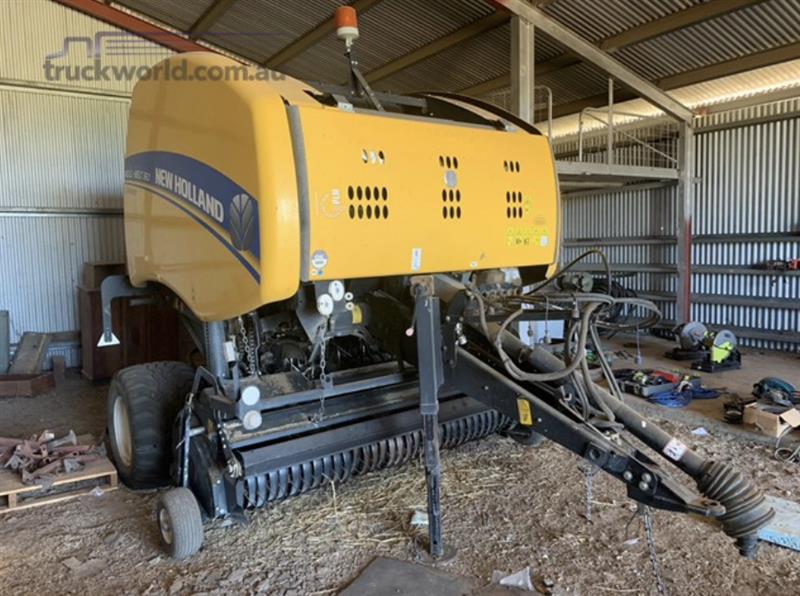 Photo 5. New Holland Roll-Belt 150 Round Baler