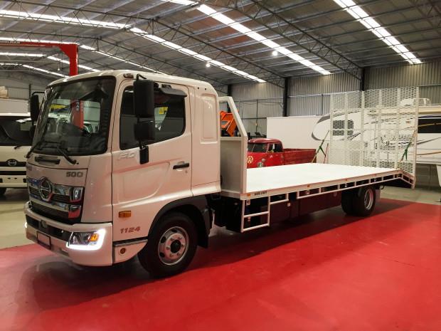 Photo 5. Hino FD 1124-500 Series Beavertail