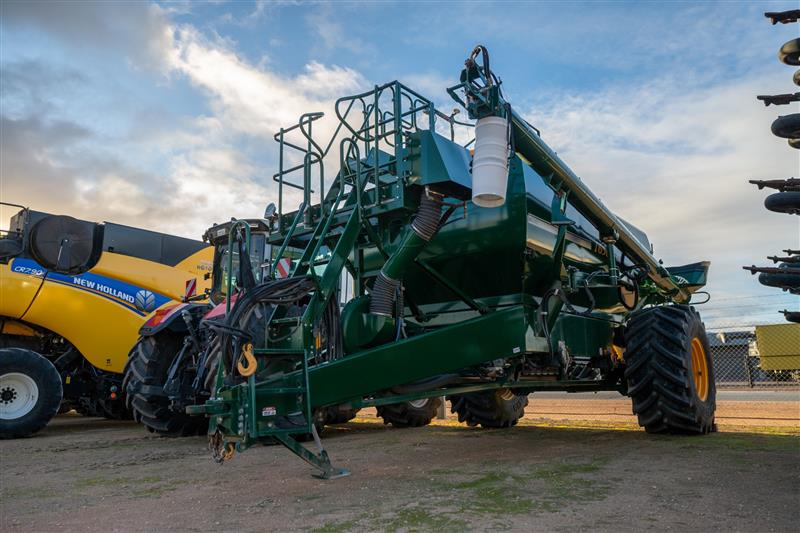 Photo 5. Simplicity 30 Series 16500L Air Seeder Cart