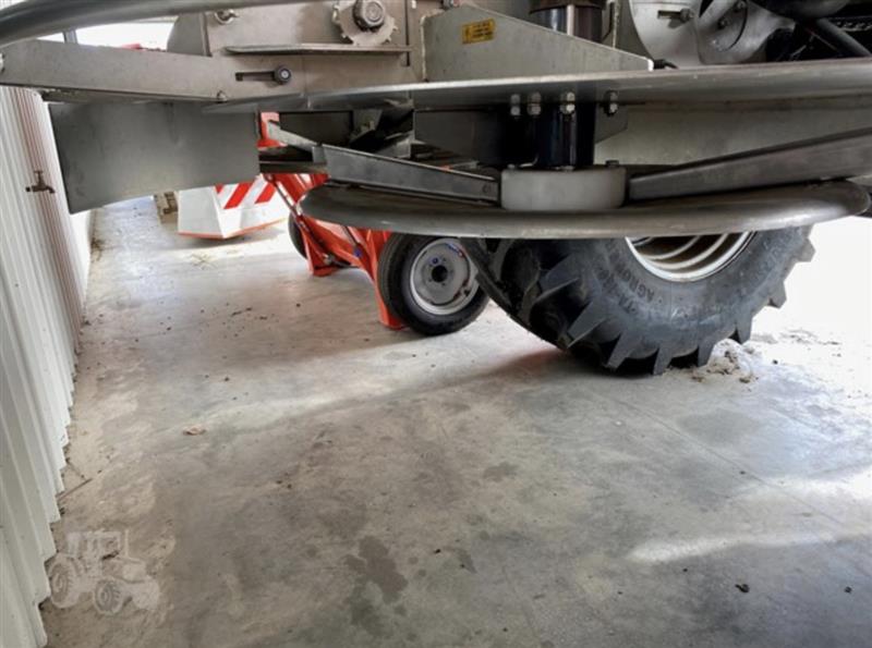 Photo 5. Horwood Bagshaw SQ1000 spreader