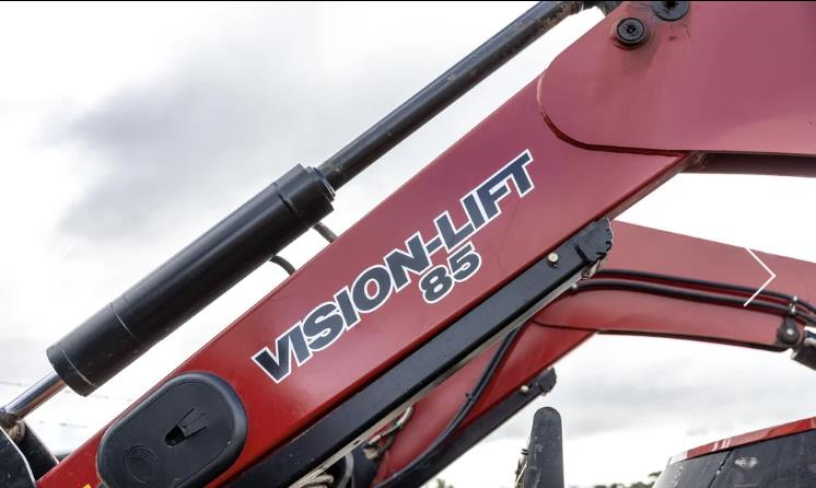Photo 5. Case IH Magnum 260 tractor