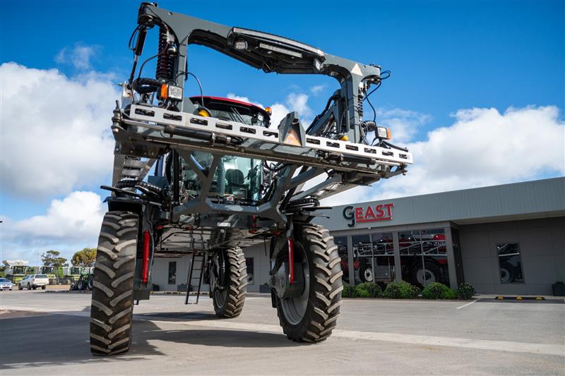 Photo 5. Hardi Rubicon 9000 Boom Sprayer