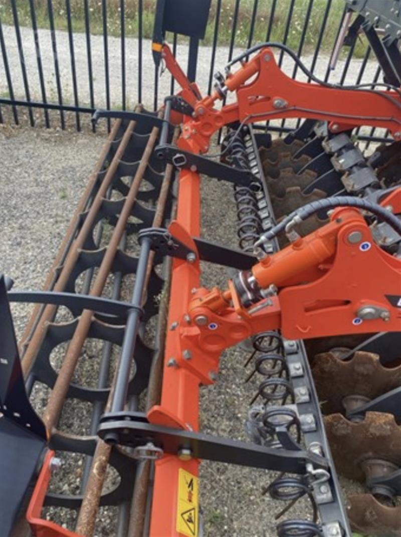 Photo 4. Kuhn Optimer+ 303 plough