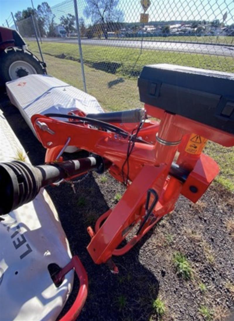 Photo 5. Kuhn GMD315FF mower conditioner
