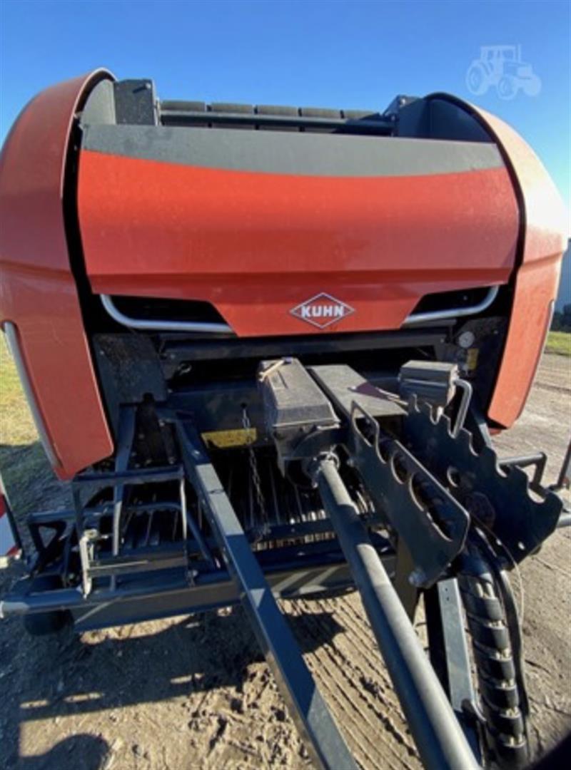 Photo 5. Kuhn VB3165 round baler