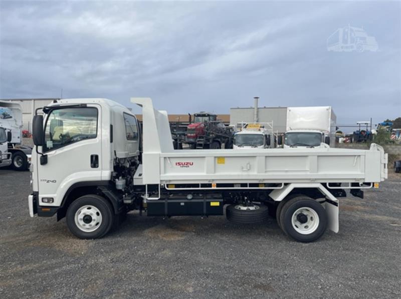 Photo 5. Isuzu FRR 110-240 truck