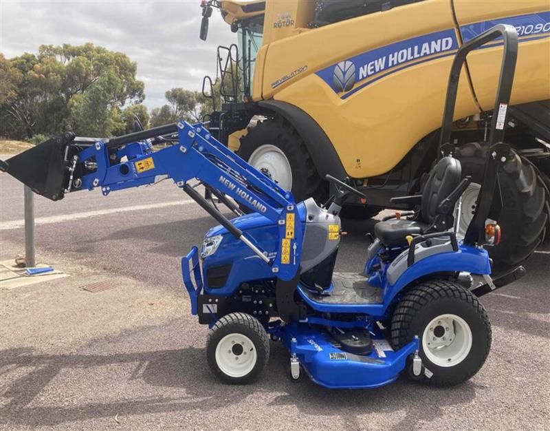 Photo 5. Boomer 25 Compact tractor