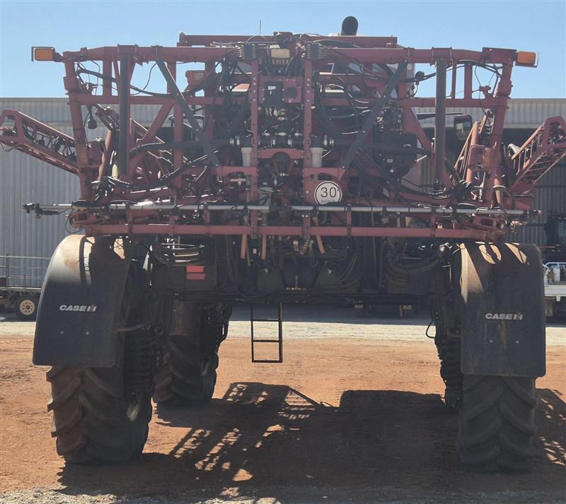 Photo 5. Case IH Patriot 4430 self propelled sprayer
