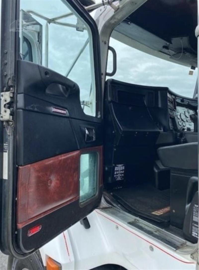 Photo 5. Kenworth T403 primemover