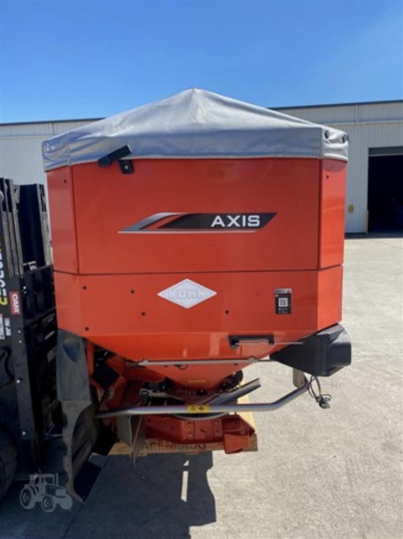 Photo 5. Kuhn Axis 40.2H-EMC-W spreader