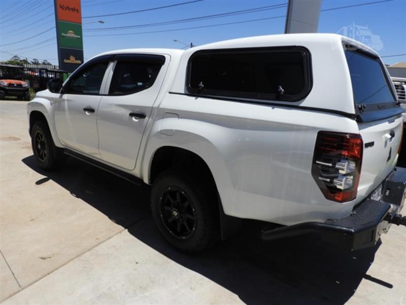 Photo 5. Mitsubishi Triton ute