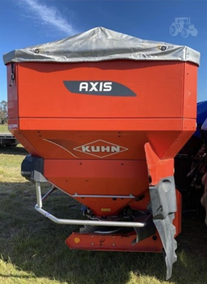 Photo 5. Kuhn Axis 50.2H-EMC-W spreader