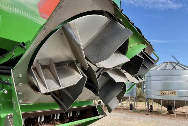 Photo 5. John Deere S680 & 740 harvester front