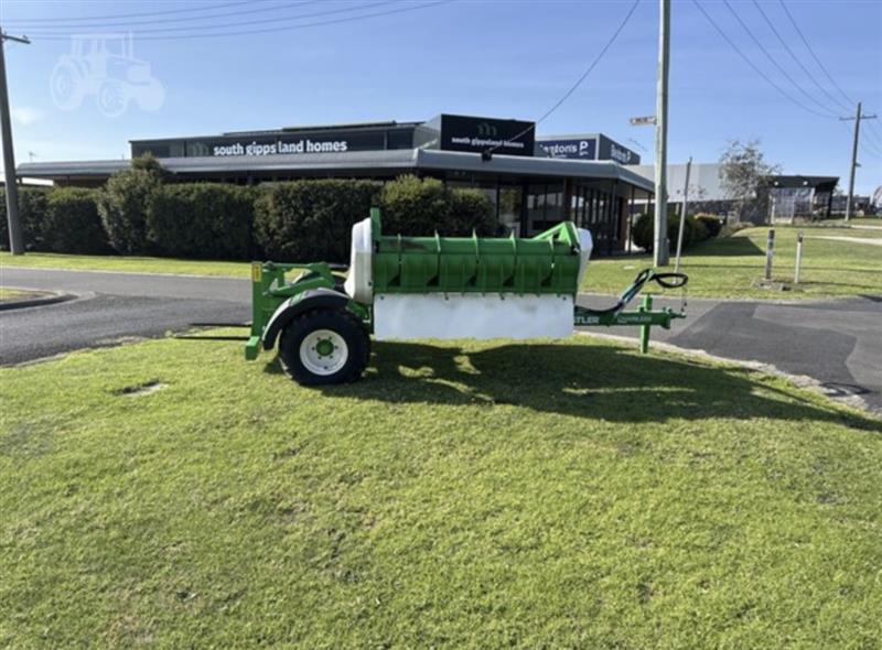 Photo 5. Hustler Chainless TH205 bale feeder