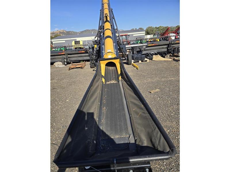 Photo 2. Convey-All 1658 TL transloading