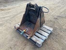 Photo 2. Kerfab 4 in 1 Bucket Bucket-GP Attachments