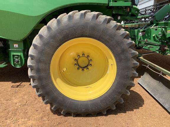 Photo 2. John Deere S680 combine harvester