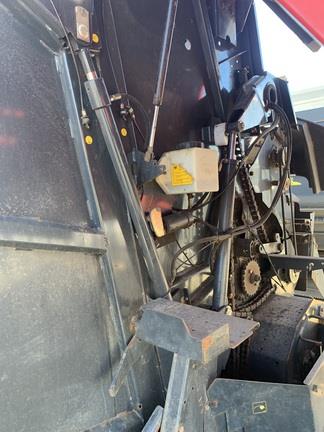Photo 2. Vicon RV2190 round baler