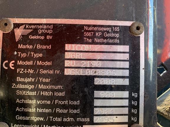 Photo 3. Vicon RV2190 round baler